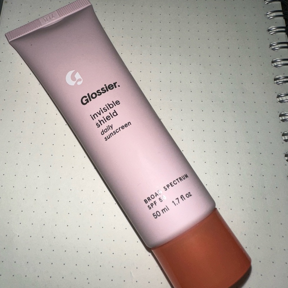 Glossier Invisible Shield Daily Sunscreen spf 50